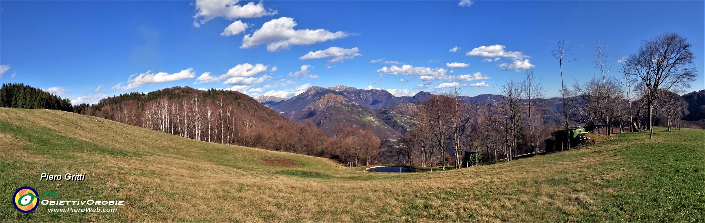 56 Risalgo i bei prati del Ronco aperti verso Molinasco ed oltre.jpg